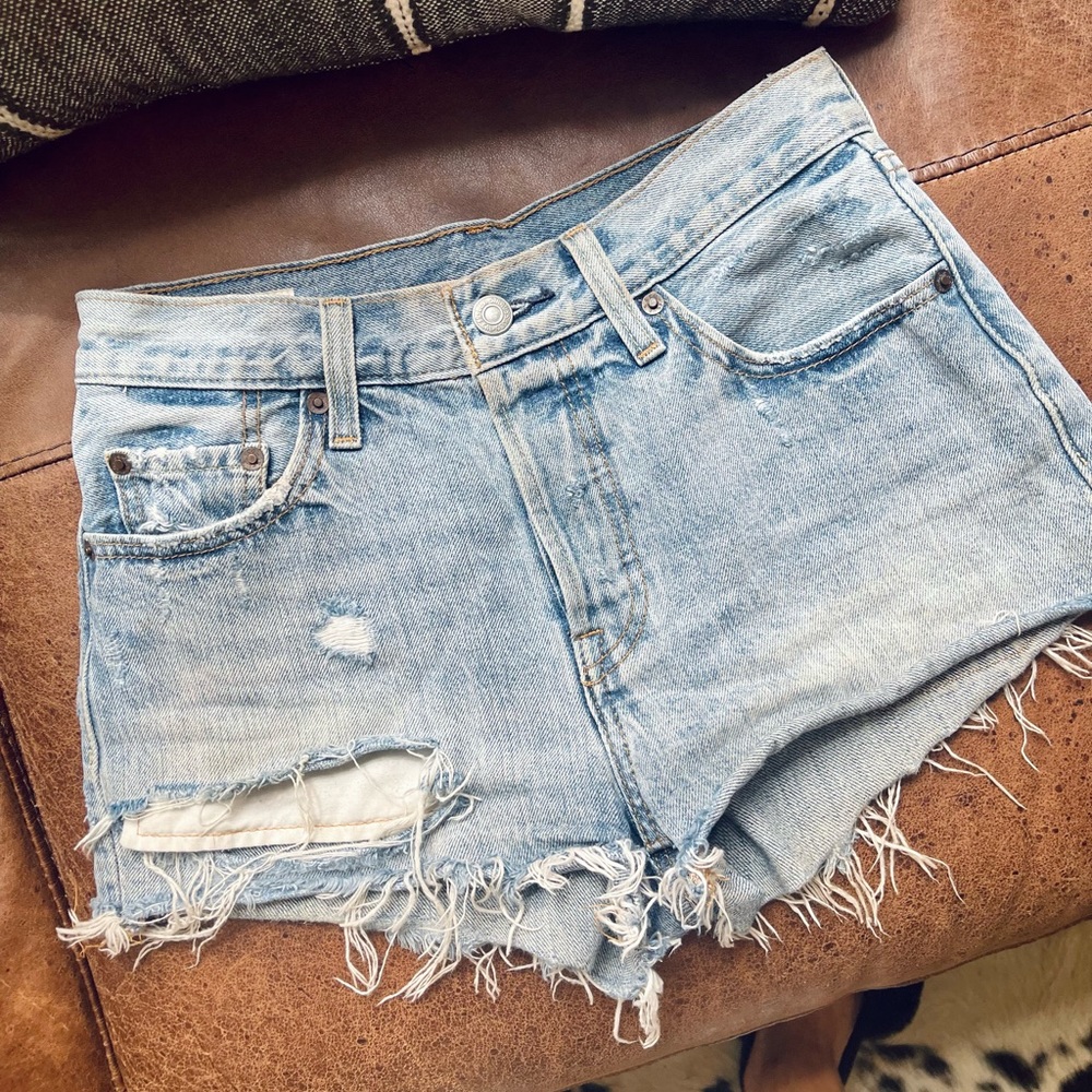 Levi's REVOLVE 501 High-Rise Distressed Jean Denim Shorts Fault Line Cut Off - Picture 6 of 7